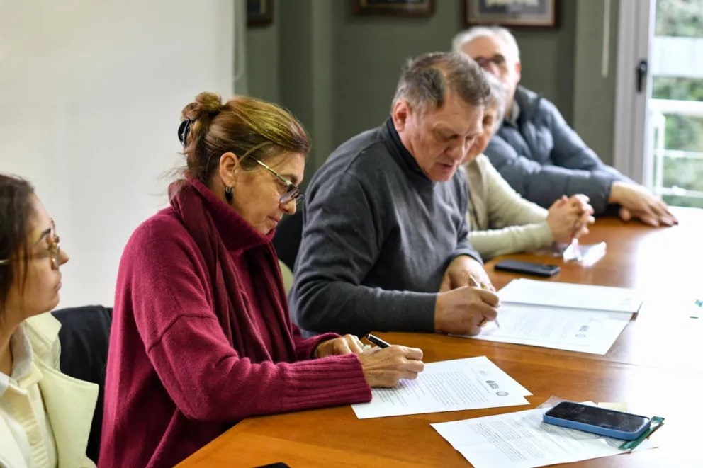 El CGE y la Bolsa de Cereales de Entre Ríos firman convenio para fortalecer la educación y la producción