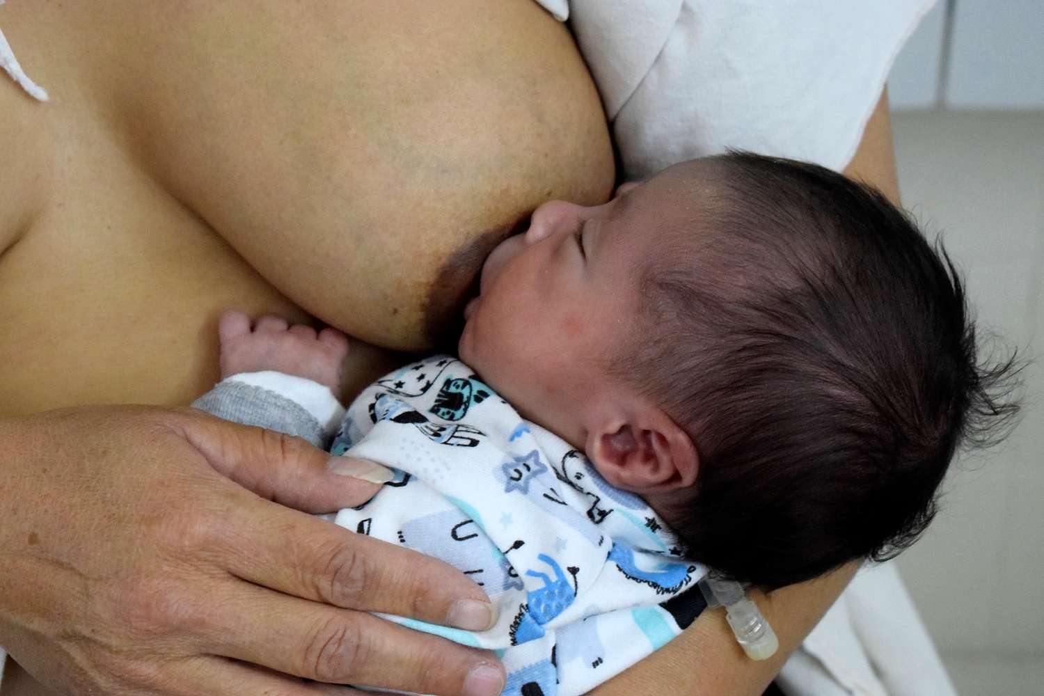 La leche materna contiene más de 370 nutrientes que protegen el sistema inmune de los bebés