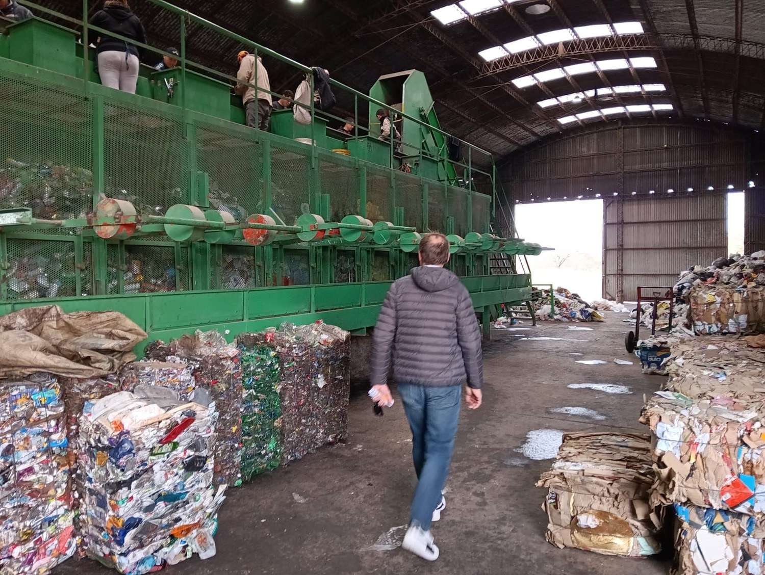 Guy recorrió la planta de reciclaje en Federal