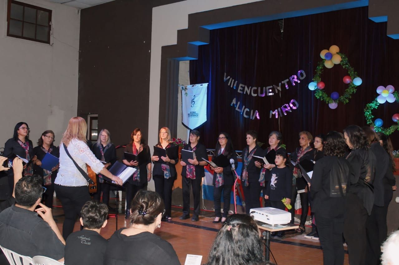 El VIII Encuentro Coral Alicia Miño armonizó una noche de música y emoción