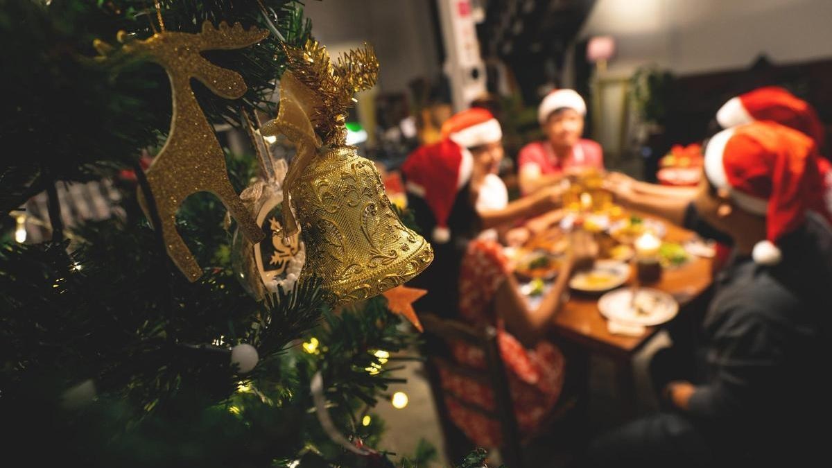 ¿Cena adentro o afuera? Y la gran pregunta: ¿a qué hora sentarse a la mesa en Nochebuena?