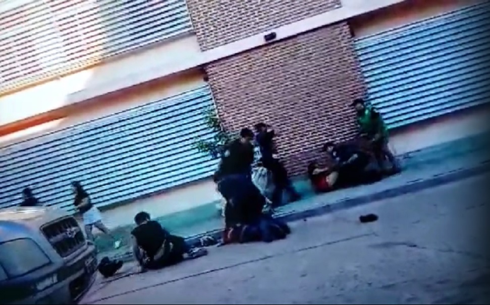 Detienen a un hombre y dos mujeres por agredir a policías y personal de Tránsito