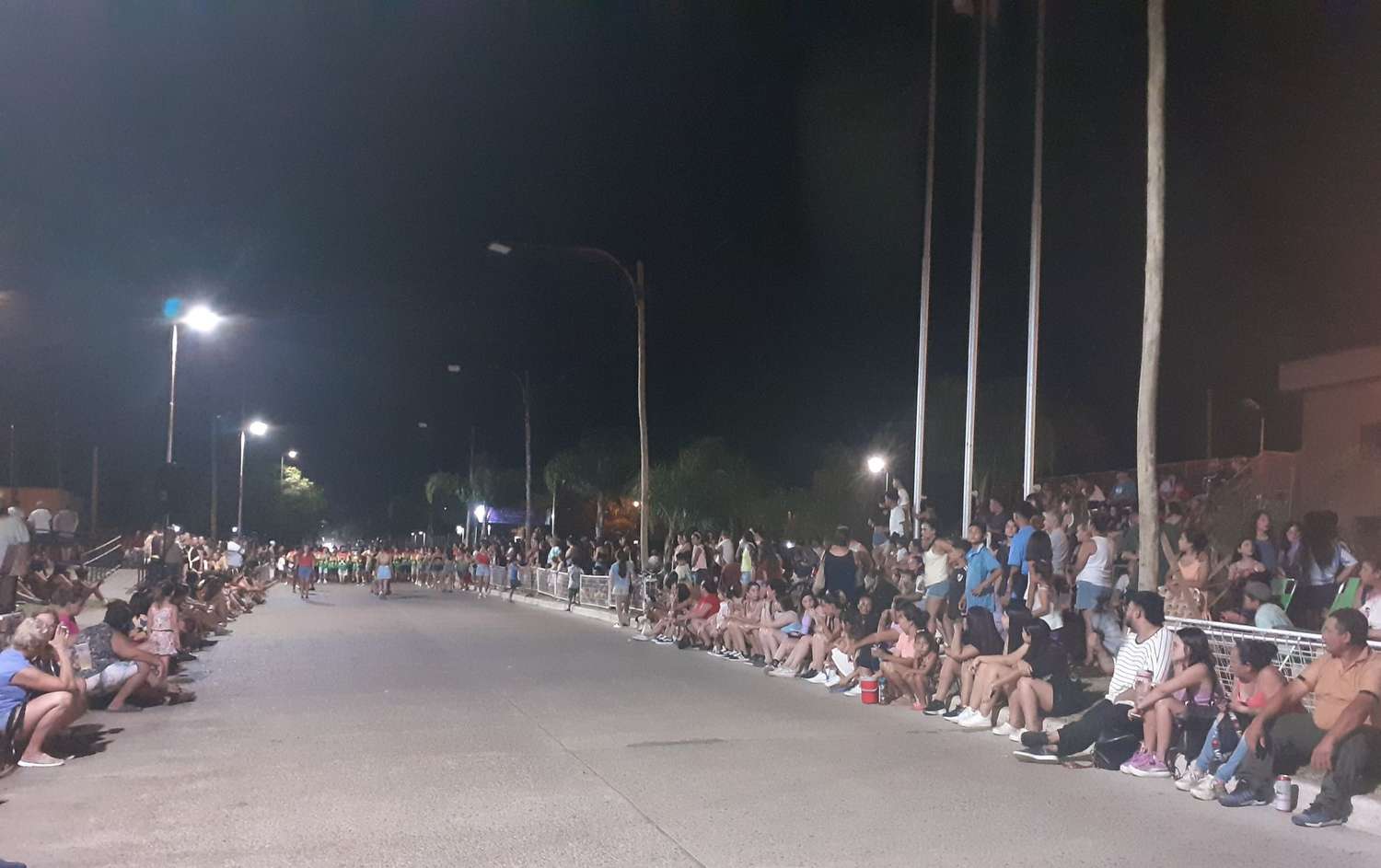 Vecinos desafían el calor para disfrutar del ensayo técnico del Carnaval de Encuentros 2025