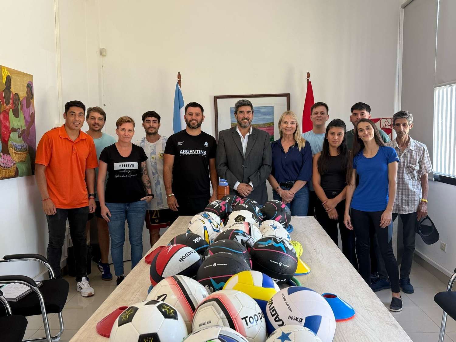 Compromiso con la infancia: entregan
materiales y planifican el inicio de las
Escuelitas Deportivas