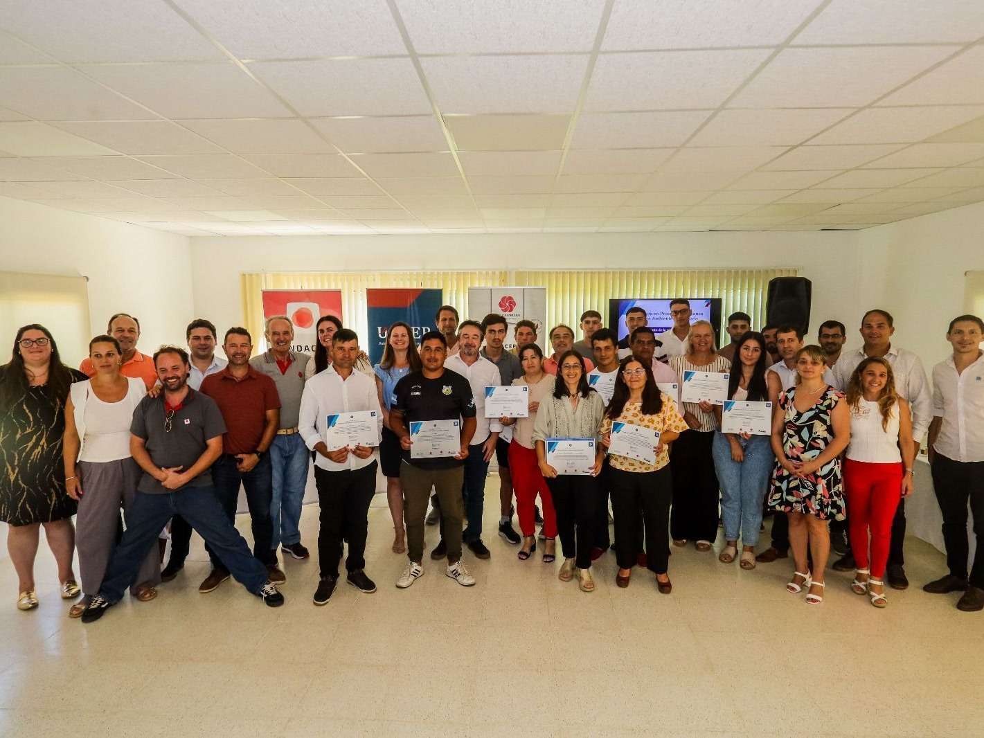 Diplomatura en Crianza Avícola: Egresados
celebran su logro y abren inscripciones
para la tercera edición