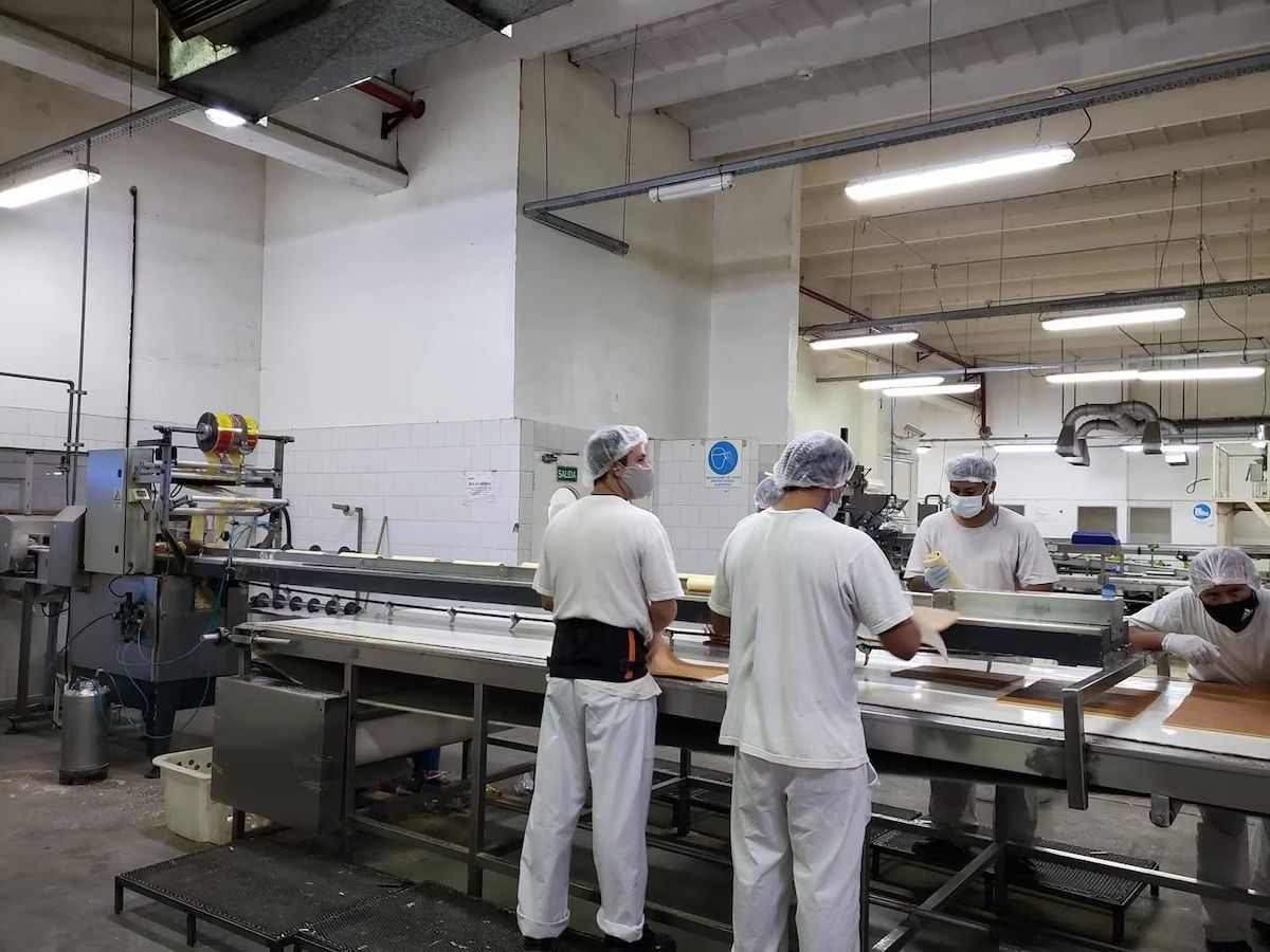 El Gobierno elimina aportes empresariales
obligatorios y genera incertidumbre en el
sector