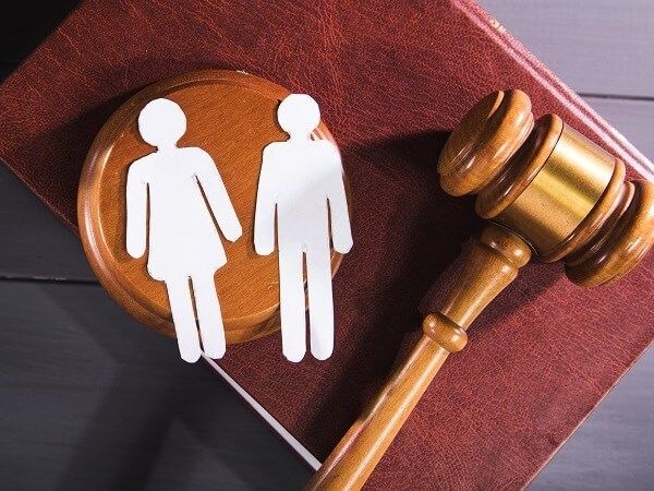 Evitó el juicio, pero con condiciones: acusado de violencia de género deberá compensar a la víctima y asistir a talleres