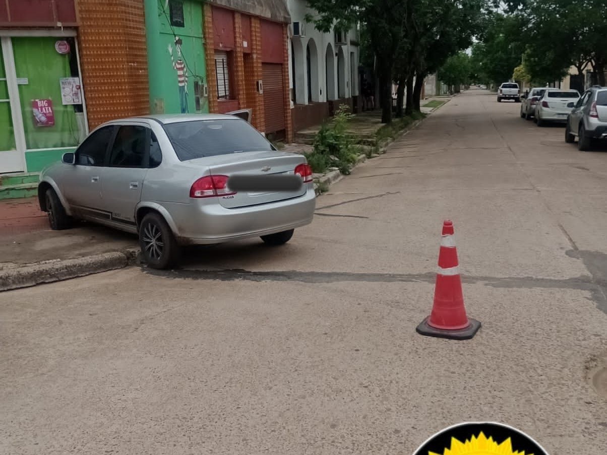 En Leopoldo Herrera y Ramírez, un joven de 17 años terminó con su auto sobre la vereda