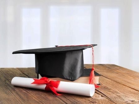 No hay recursos para premiar a quienes egresan