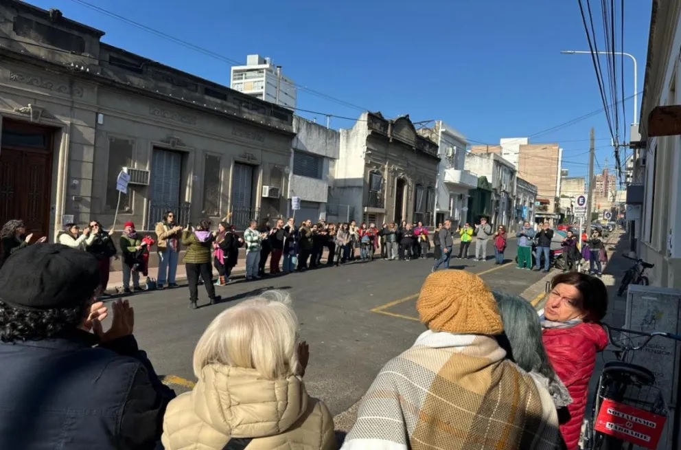 Abrazo simbólico en defensa del Instituto Nacional del Teatro en Paraná