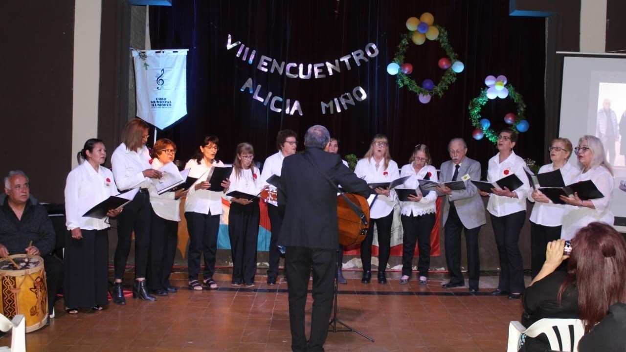 El VIII Encuentro Coral Alicia Miño armonizó una noche de música y emoción