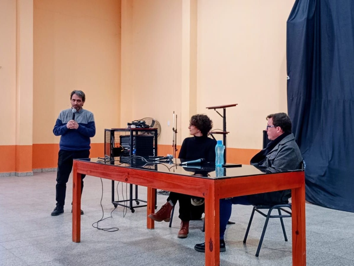 Periodistas del diario El Pueblo dialogaron con estudiantes en el Día del Periodista