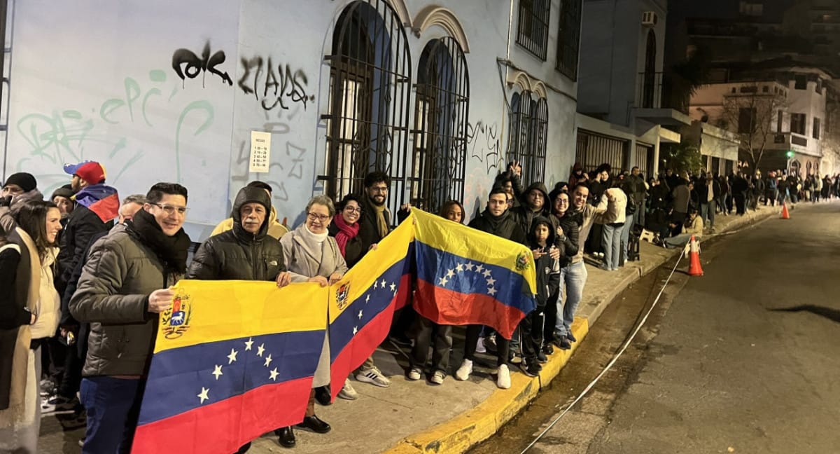 Fila en la embajada de Venezuela en Buenos Aires