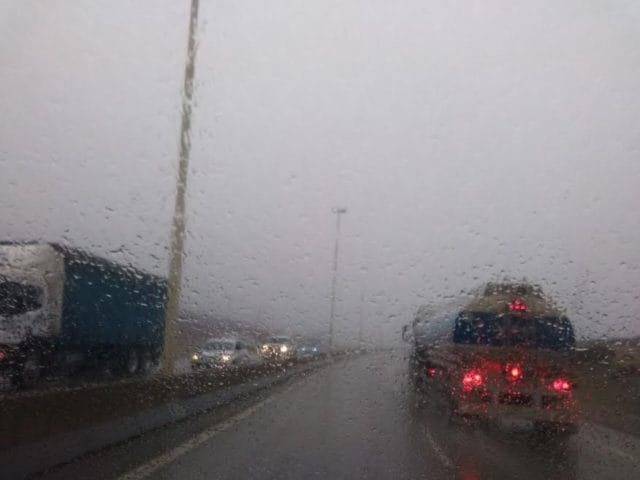 Ruta con lluvia