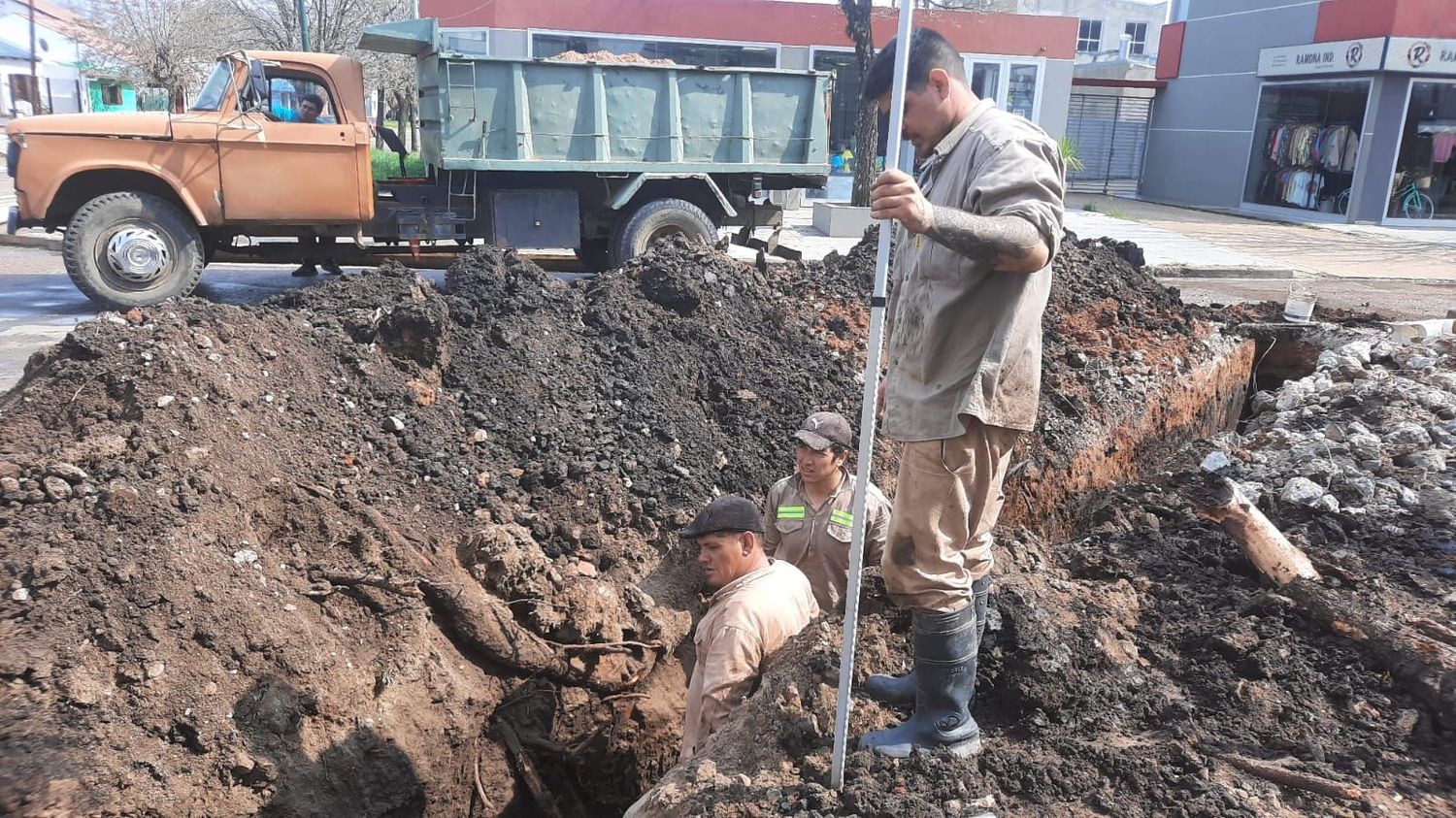 Conexiones clandestinas de desagües pluviales y cloacales generan fuertes olores en el centro de la ciudad