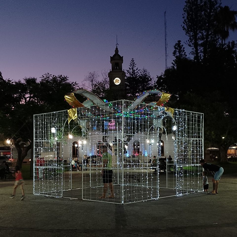 Villaguay se viste de Navidad: la plaza 25 de Mayo, epicentro de luces y adornos festivos