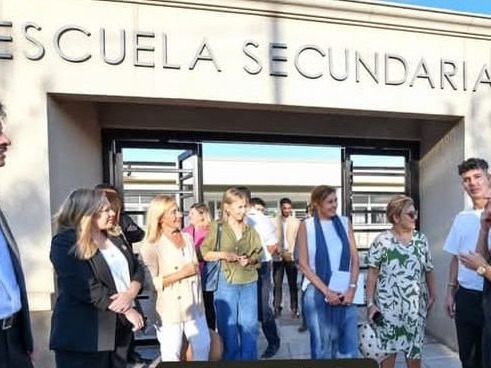 Alicia Fregonese visitó la Escuela Secundaria Nº 3 y anunció nuevas mejoras