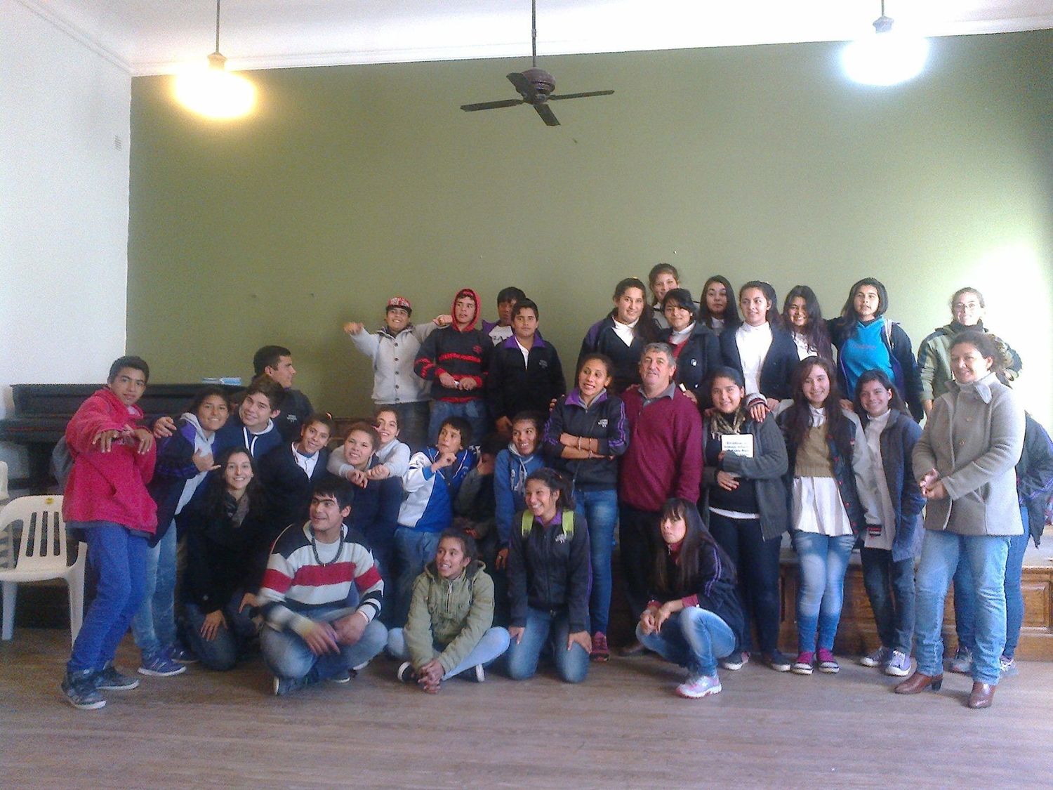 Ulises Ferrero en Villaguay, en 2015, junto a jóvenes en el marco de los Juegos Culturales Evita