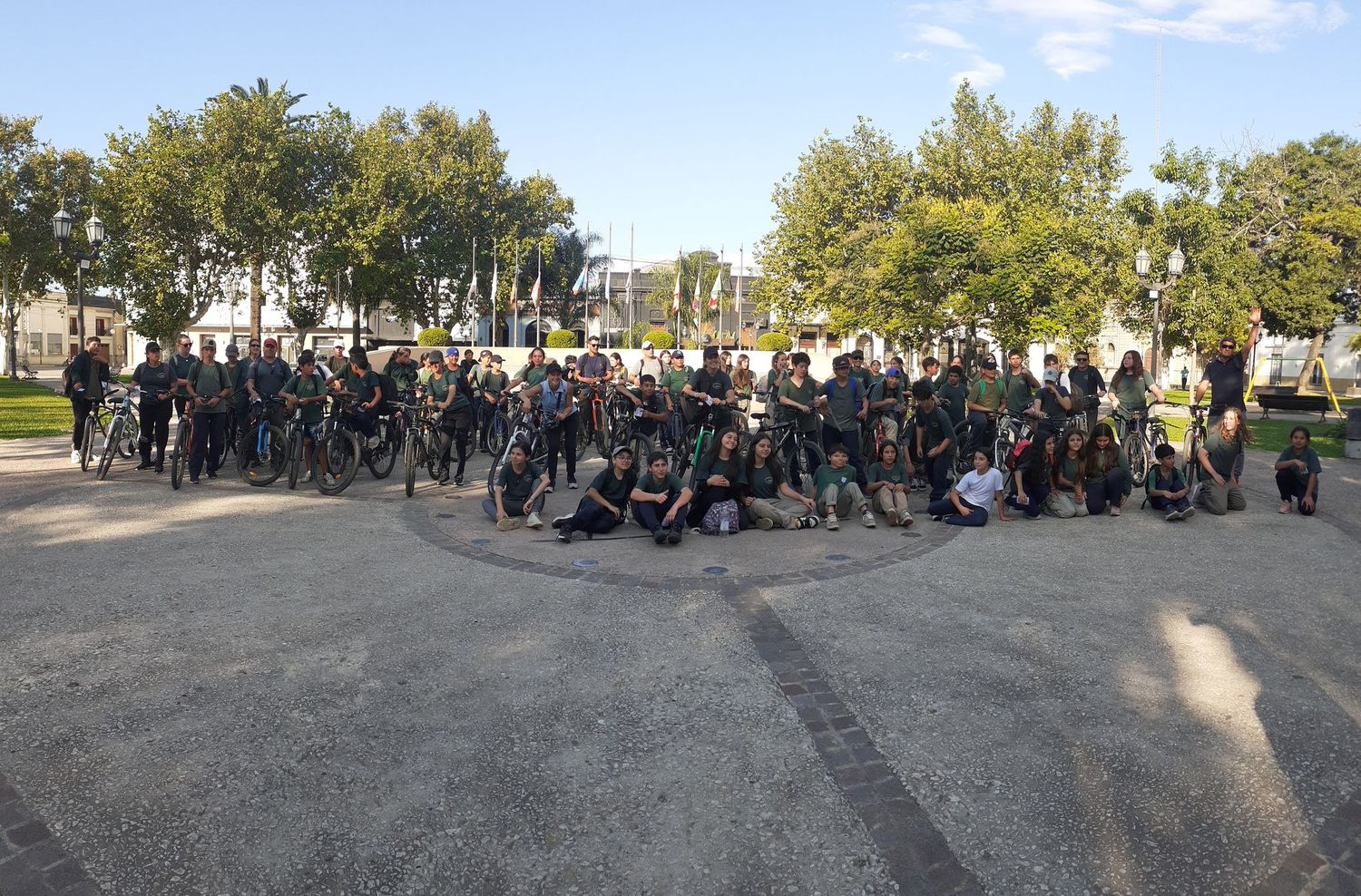 Estudiantes de la Escuela Agrotécnica N°2 celebraron el mes de la actividad física con una bicicleteada por la ciudad