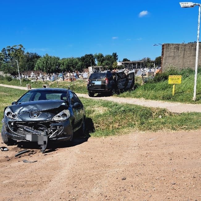 Fuerte choque en la zona del cementerio: dos conductores con lesiones leves