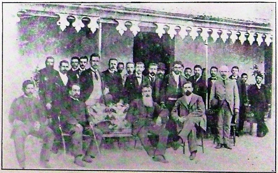 El doctor Leandro N. Alem, con un grupo de radicales reunidos en Rosario Tala con motivo de la convención para designar candidatos a la Gobernación y Vice de la provincia el 1º de marzo de 1894. El Estado de Entre Ríos. J. Barcón Olesa. 1912
