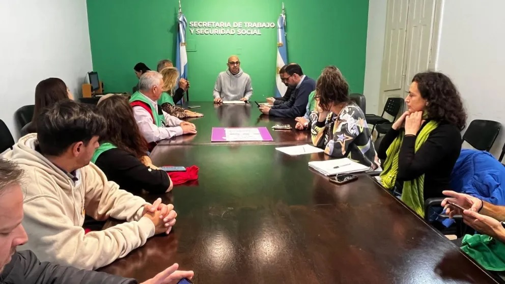 Masiva movilización de trabajadores estatales frente a la Casa de Gobierno en rechazo al recorte del 25% en horas extras