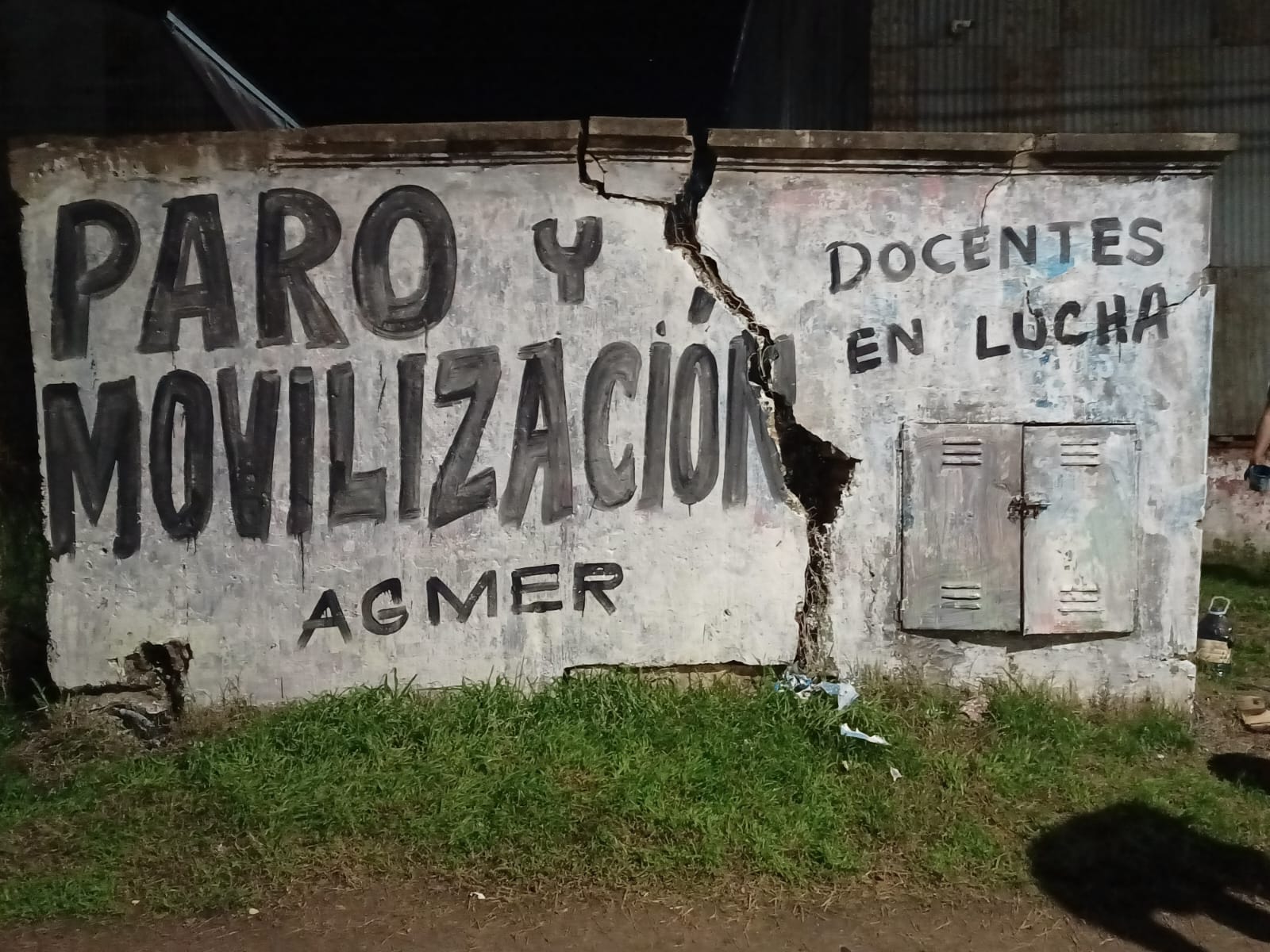 Grafitis docentes en Concepción del Uruguay