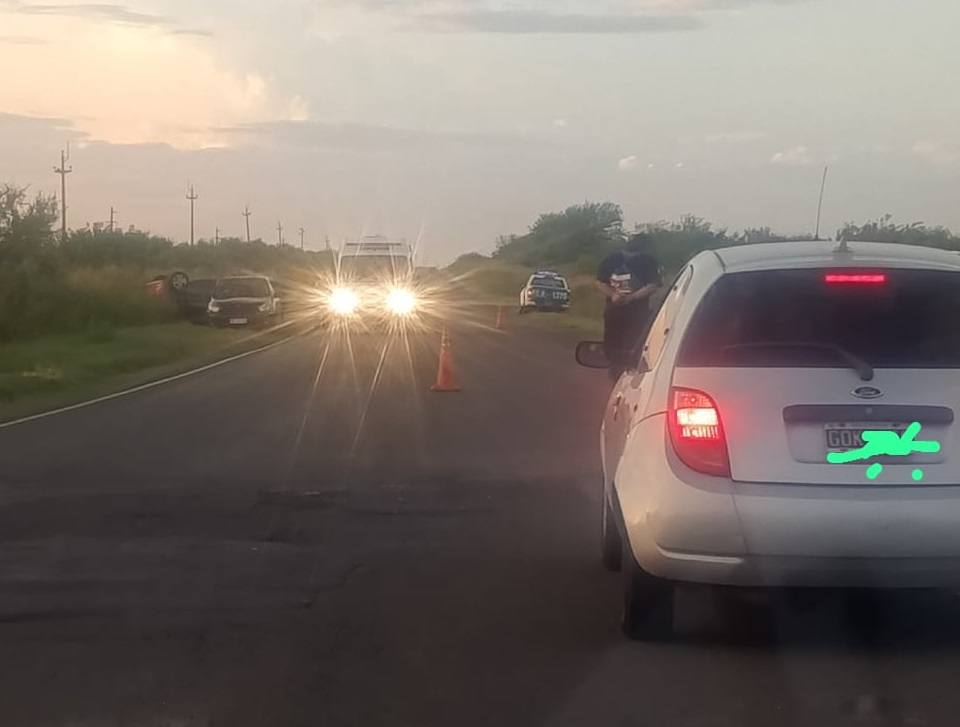 Intentó esquivar un pozo, perdió el control y volcó en la Ruta 20